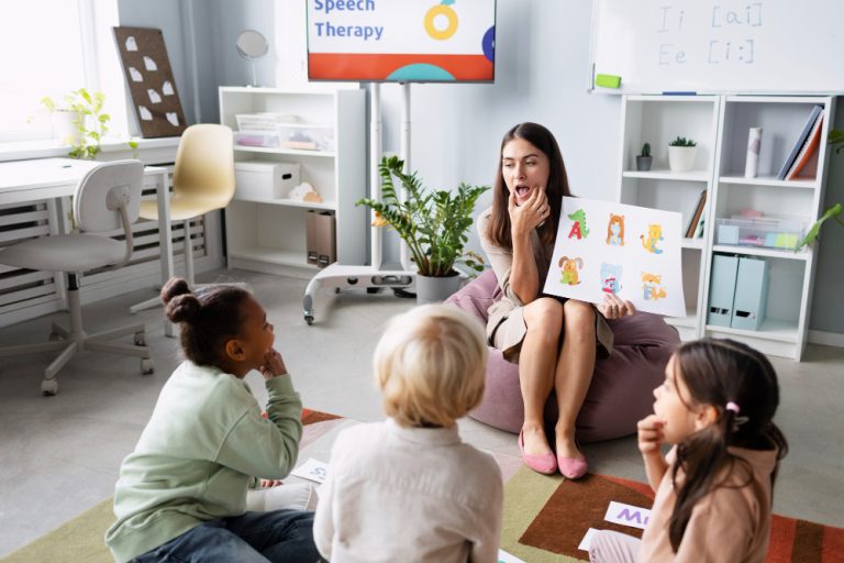 Maestra enseñando a niños a hablar