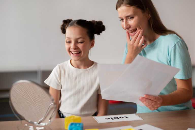 Maestra enseñando a niños a hablar