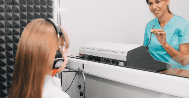 Una médico audióloga realizando una audiometría a una niña