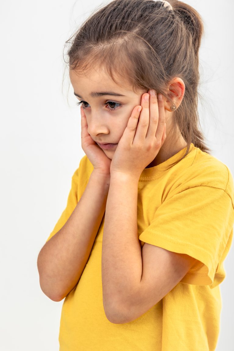 Niña tapandose los oidos